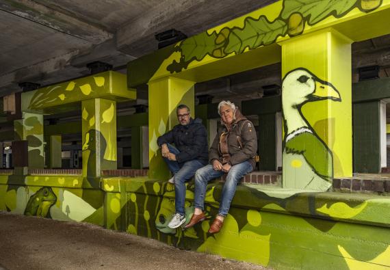 Kunstenaar Micha de Bie en Jaap Langhout. (Foto: TU Delft | Adam Klugkist)